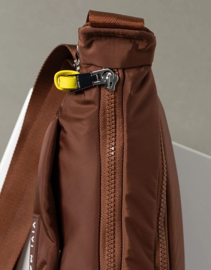 Padded Hip Bag Medium von Vivi Mari in Tan, wasserabweisende Crossbody-Tasche aus recyceltem Polyester mit zwei Außentaschen, silbernen Metallakzenten und verstellbarem Schultergurt