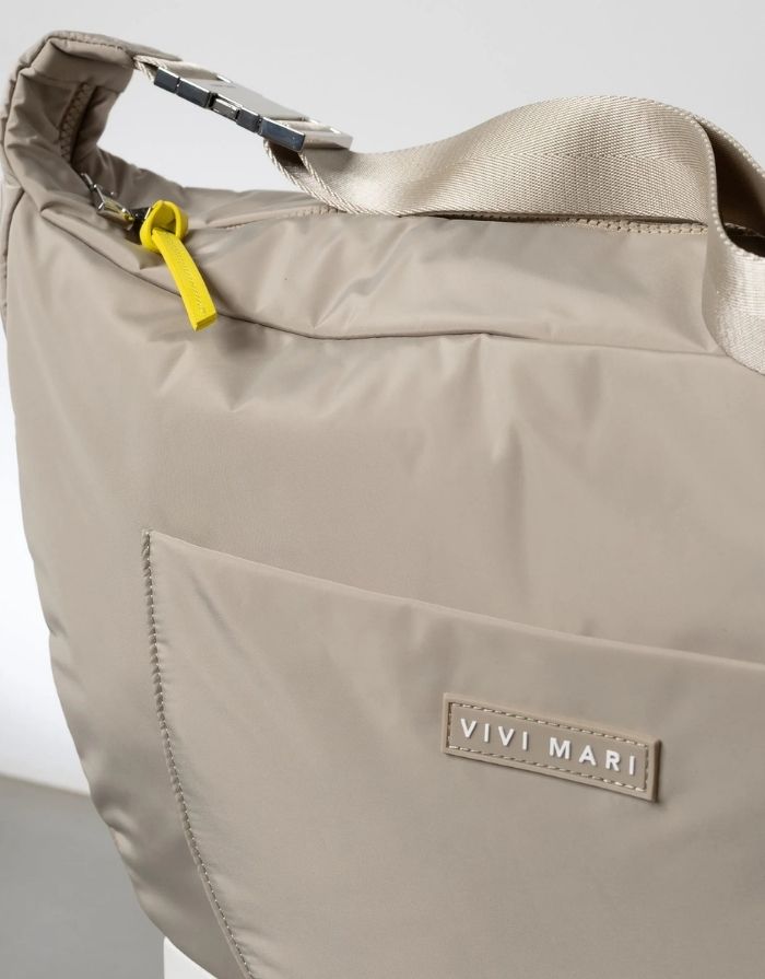 Padded Hip Bag Oversized von Vivi Mari in Stone, große wasserabweisende Umhängetasche mit zwei Außentaschen, verstellbarem Schultergurt und silbernen Metallakzenten, aus recyceltem Polyester.