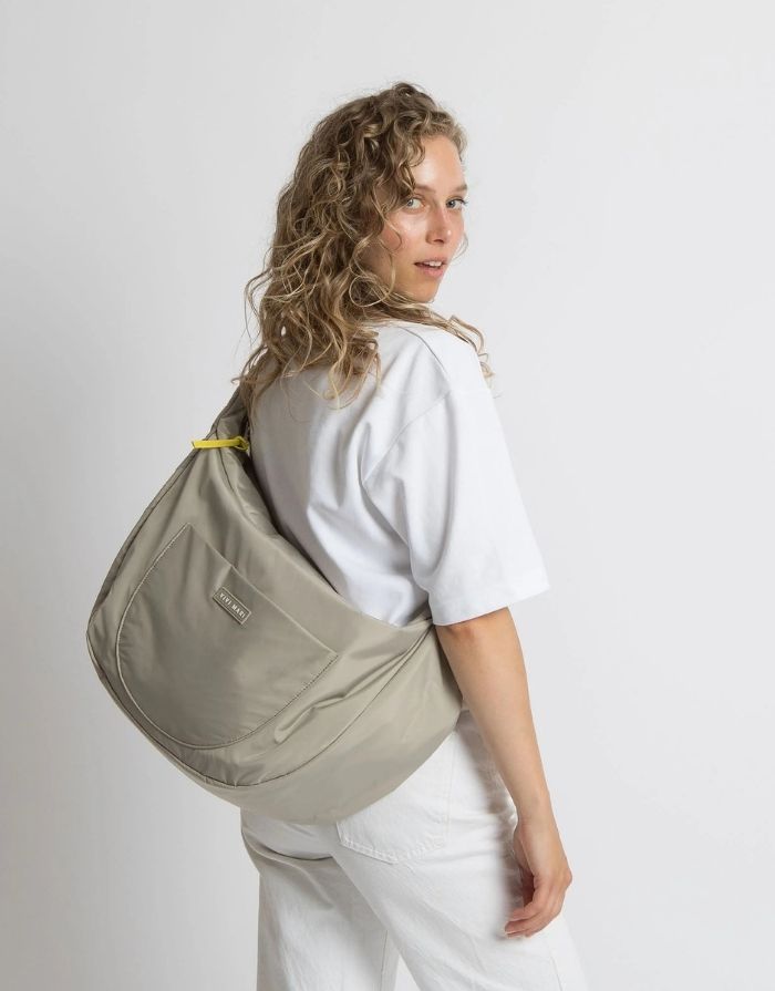 Padded Hip Bag Oversized von Vivi Mari in Stone, große wasserabweisende Umhängetasche mit zwei Außentaschen, verstellbarem Schultergurt und silbernen Metallakzenten, aus recyceltem Polyester.