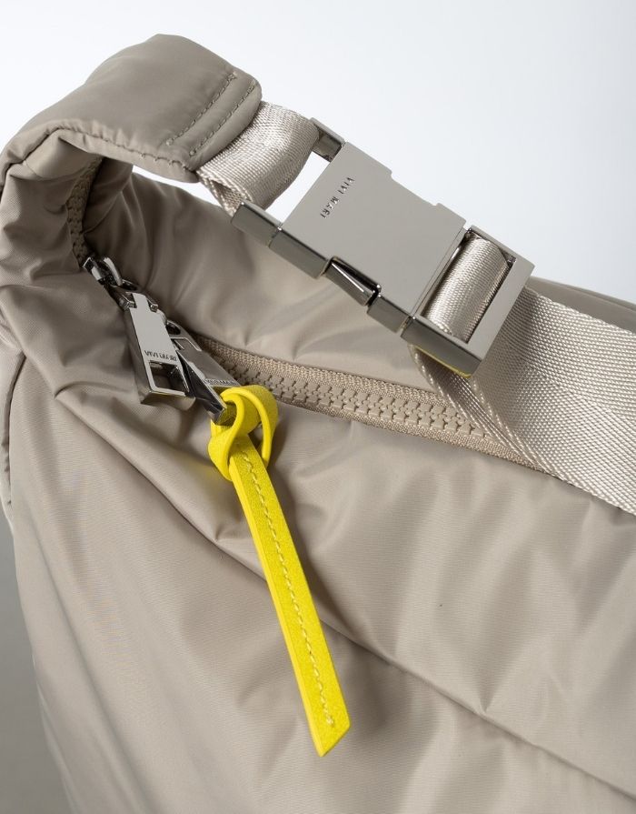 Padded Hip Bag Oversized von Vivi Mari in Stone, große wasserabweisende Umhängetasche mit zwei Außentaschen, verstellbarem Schultergurt und silbernen Metallakzenten, aus recyceltem Polyester.