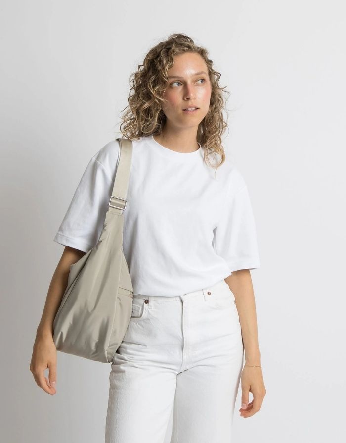 Padded Hip Bag Oversized von Vivi Mari in Stone, große wasserabweisende Umhängetasche mit zwei Außentaschen, verstellbarem Schultergurt und silbernen Metallakzenten, aus recyceltem Polyester.