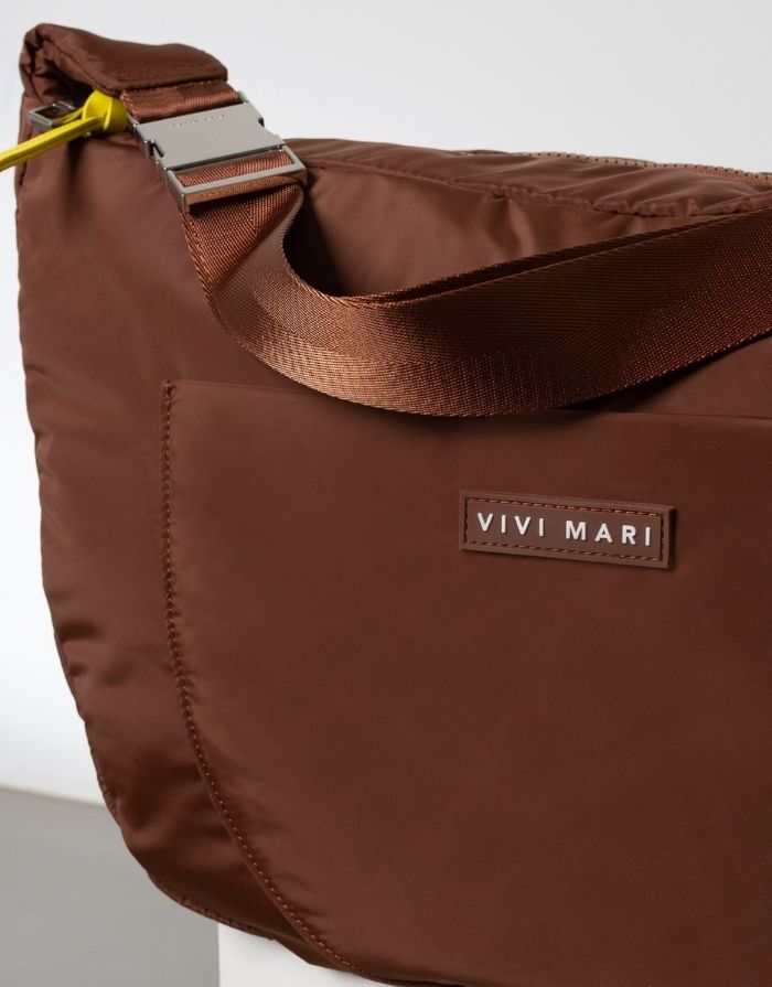 Padded Hip Bag Oversized von Vivi Mari in Tan, große wasserabweisende Umhängetasche mit zwei Außentaschen, verstellbarem Schultergurt und silbernen Metallakzenten, aus recyceltem Polyester.