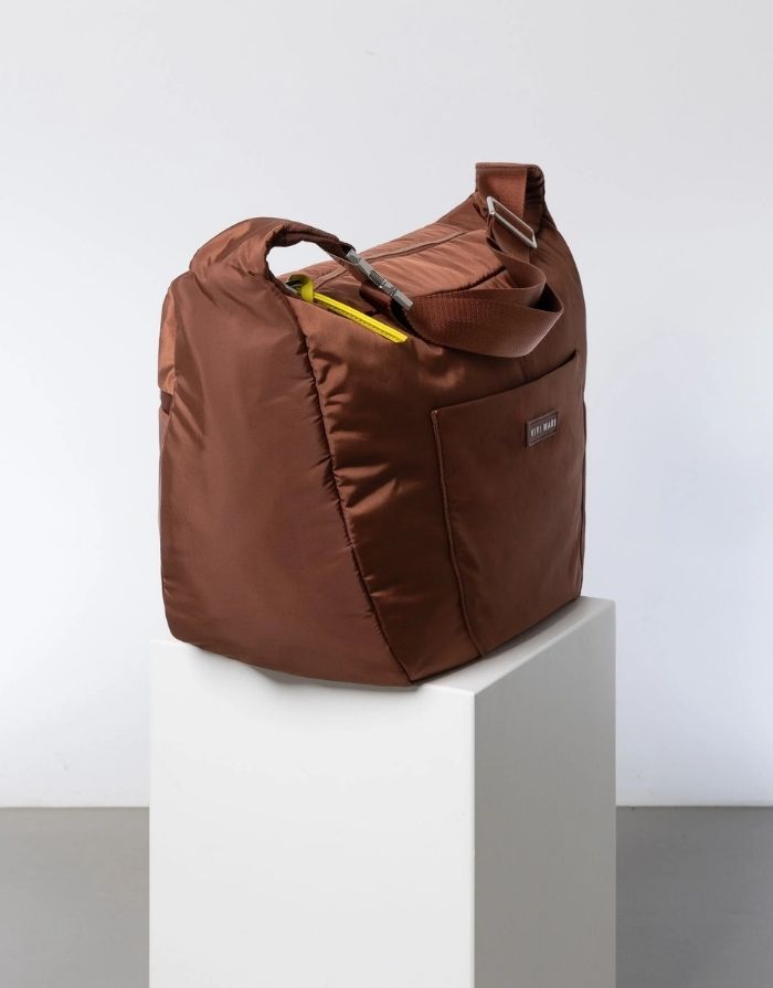 Padded Hip Bag Oversized von Vivi Mari in Tan, große wasserabweisende Umhängetasche mit zwei Außentaschen, verstellbarem Schultergurt und silbernen Metallakzenten, aus recyceltem Polyester.