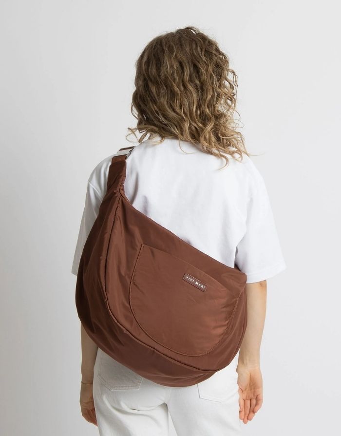 Padded Hip Bag Oversized von Vivi Mari in Tan, große wasserabweisende Umhängetasche mit zwei Außentaschen, verstellbarem Schultergurt und silbernen Metallakzenten, aus recyceltem Polyester.