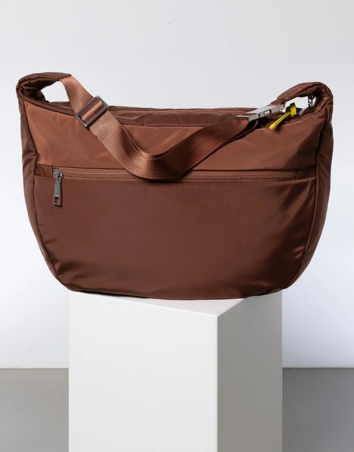 Padded Hip Bag Oversized von Vivi Mari in Tan, große wasserabweisende Umhängetasche mit zwei Außentaschen, verstellbarem Schultergurt und silbernen Metallakzenten, aus recyceltem Polyester.