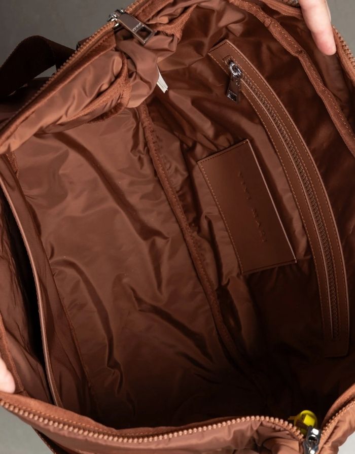Padded Hip Bag Oversized von Vivi Mari in Tan, große wasserabweisende Umhängetasche mit zwei Außentaschen, verstellbarem Schultergurt und silbernen Metallakzenten, aus recyceltem Polyester.