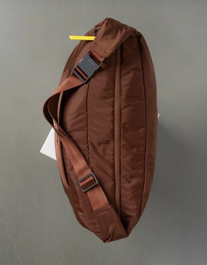 Padded Hip Bag Oversized von Vivi Mari in Tan, große wasserabweisende Umhängetasche mit zwei Außentaschen, verstellbarem Schultergurt und silbernen Metallakzenten, aus recyceltem Polyester.