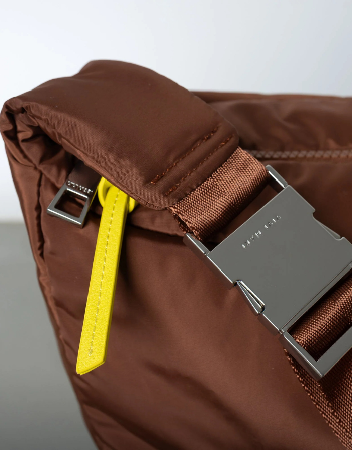Padded Hip Bag Oversized von Vivi Mari in Tan, große wasserabweisende Umhängetasche mit zwei Außentaschen, verstellbarem Schultergurt und silbernen Metallakzenten, aus recyceltem Polyester.