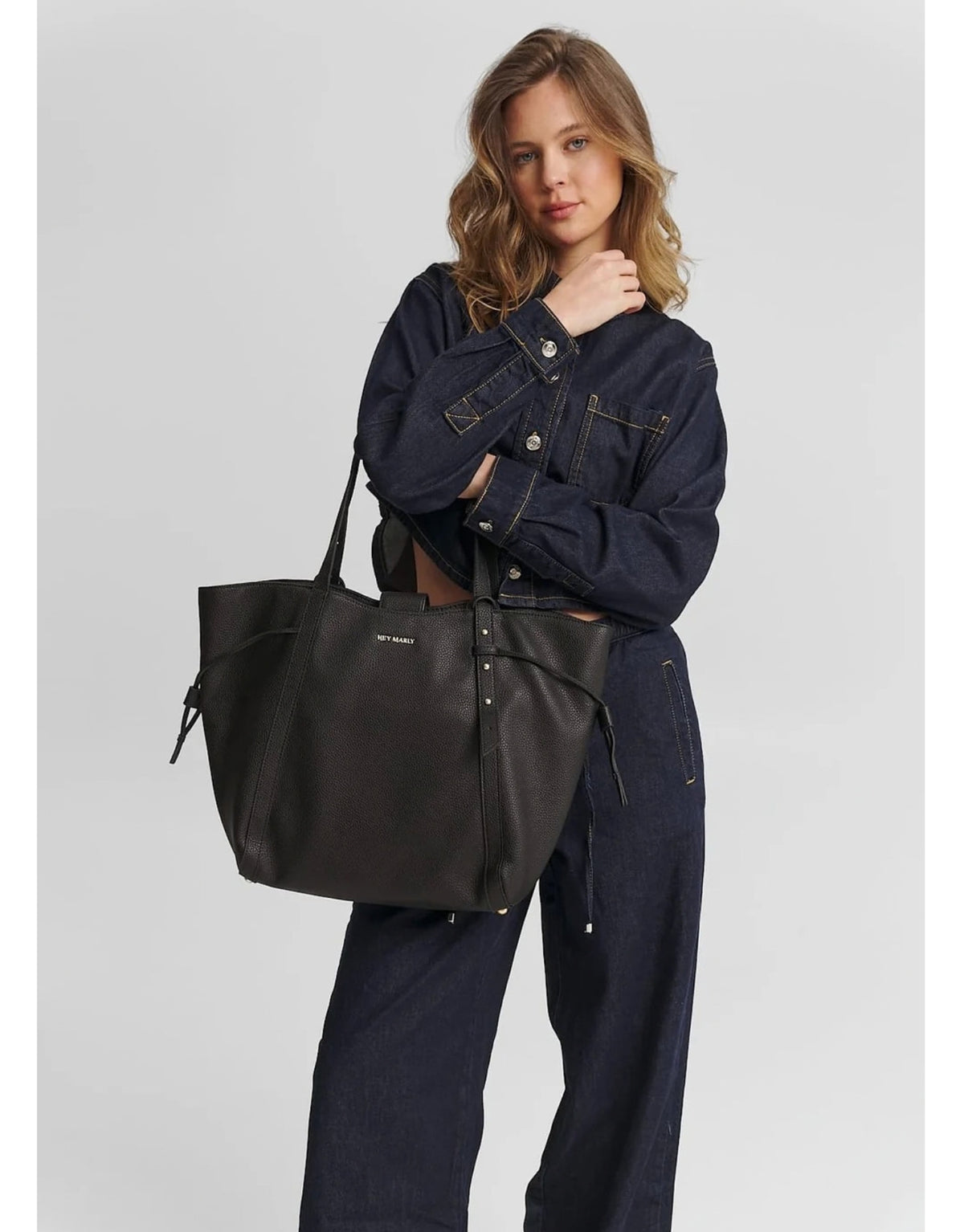 Hey Marly Pretty Wonder M Shopper mit wandelbarer Form, verstellbaren Henkeln, matt-goldfarbenen Details und Platz für einen Laptop am Model 
