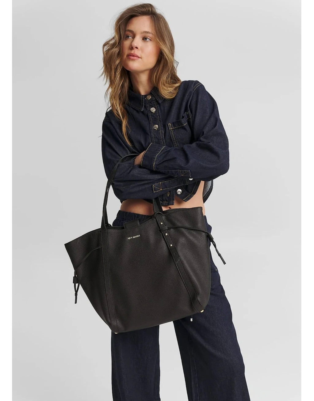 Hey Marly Pretty Wonder M Shopper mit wandelbarer Form, verstellbaren Henkeln, matt-goldfarbenen Details und Platz für einen Laptop am Model von vorne