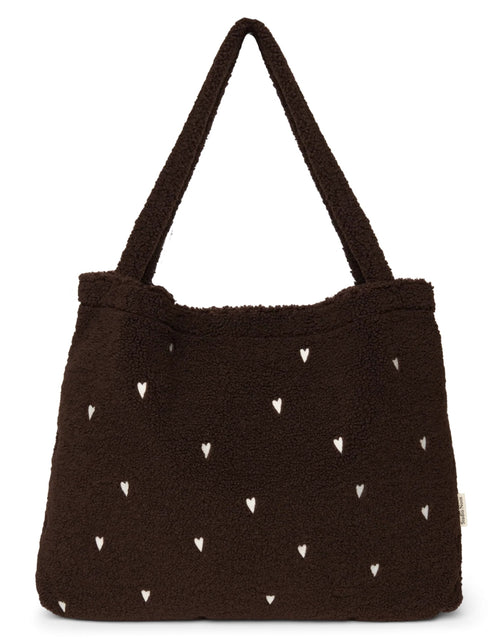 Schokoladenbraune Mom Bag Chocolate Teddy Hearts von Studio Noos aus weichem Teddy-Material mit gestickten Herzen und langen Tragehenkeln.