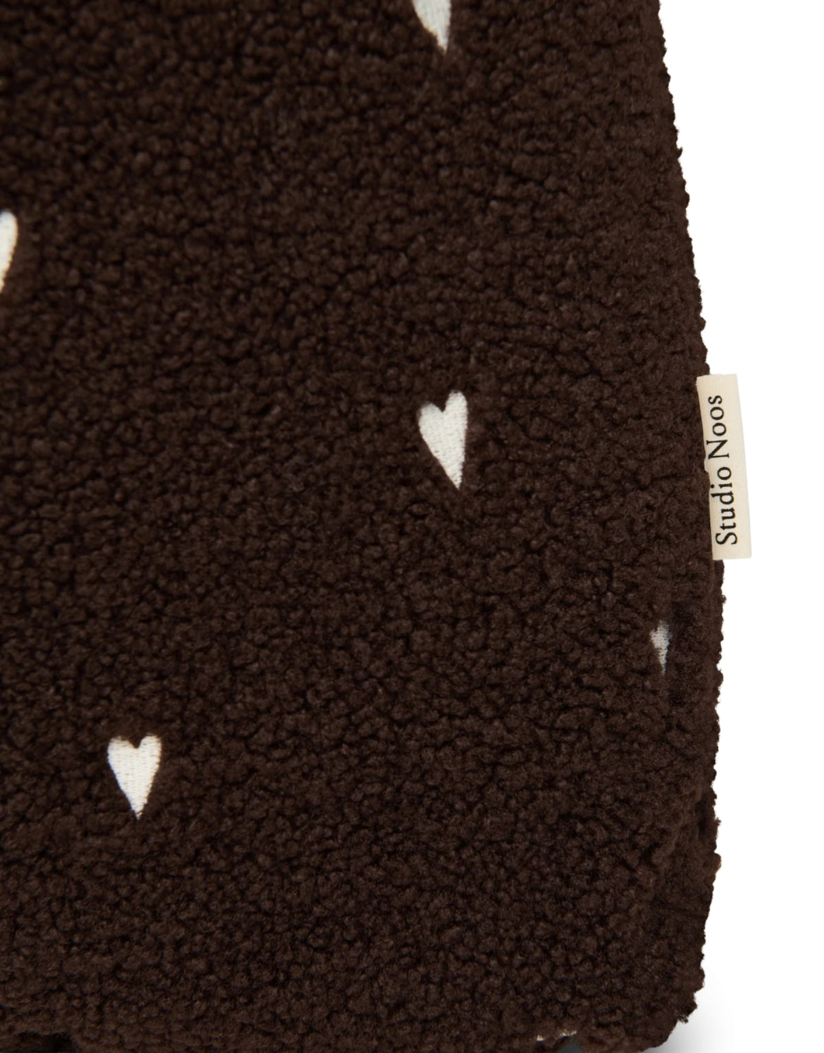 Schokoladenbraune Mom Bag Chocolate Teddy Hearts von Studio Noos aus weichem Teddy-Material mit gestickten Herzen und langen Tragehenkeln.