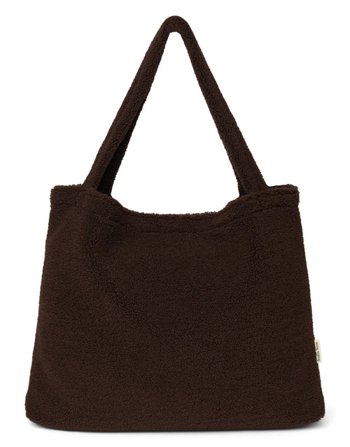 Schokoladenbraune Mom Bag Chocolate Teddy von Studio Noos aus weichem Teddy-Material mit langen Tragehenkeln.