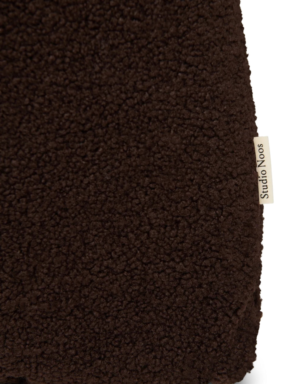 Schokoladenbraune Mom Bag Chocolate Teddy von Studio Noos aus weichem Teddy-Material mit langen Tragehenkeln.