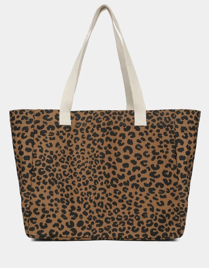Tragetasche Claude Cannelle Leopard von Hindbag – Vorderansicht mit Leopardenprint in Zimt