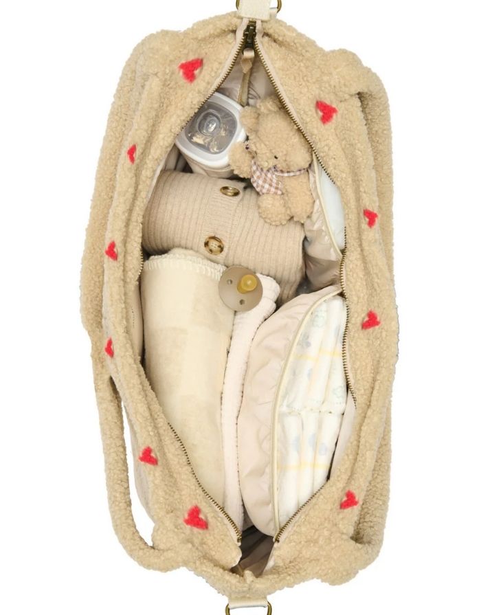 Studio Noos Wickeltasche Teddy Ecru Hearts – beige Teddy-Tasche mit gestickten Herzen und praktischen Fächern.