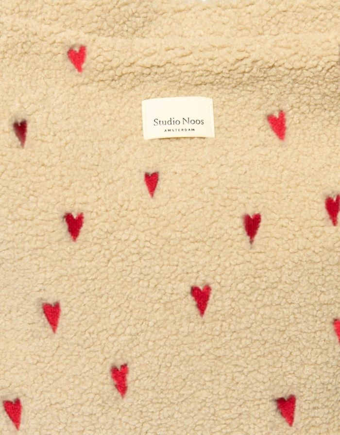 Studio Noos Wickeltasche Teddy Ecru Hearts – beige Teddy-Tasche mit gestickten Herzen und praktischen Fächern.