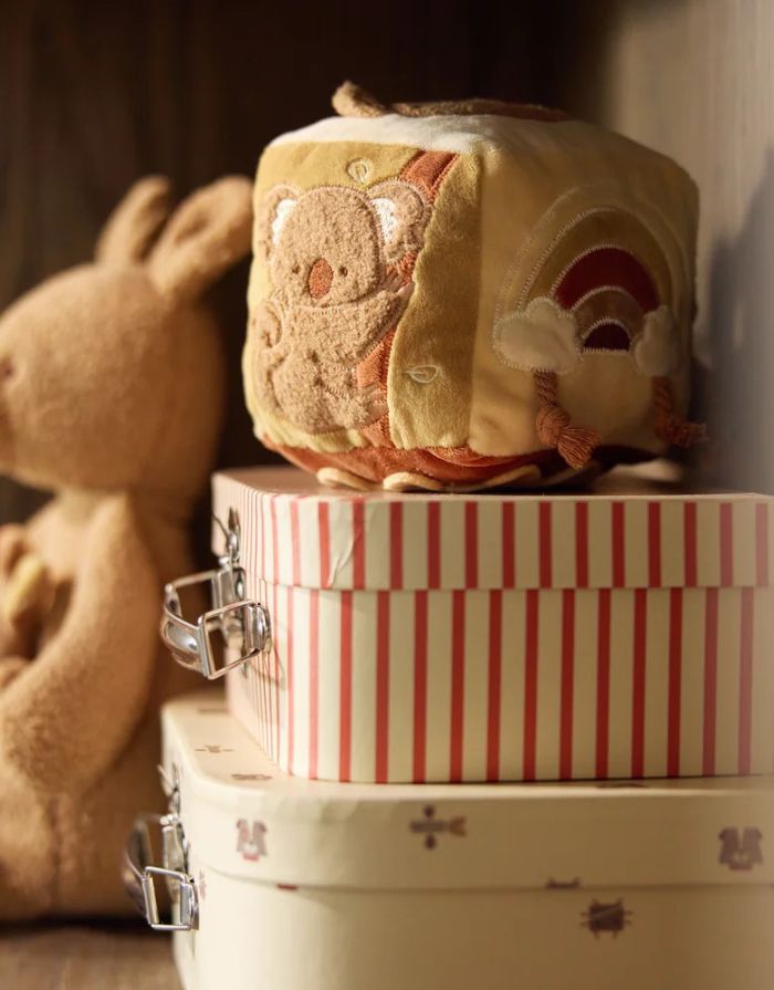 Jollein Aktivitäten Würfel Kangaroots mit Spiegel, Tiermotiven und verschiedenen Spielelementen für Babys.