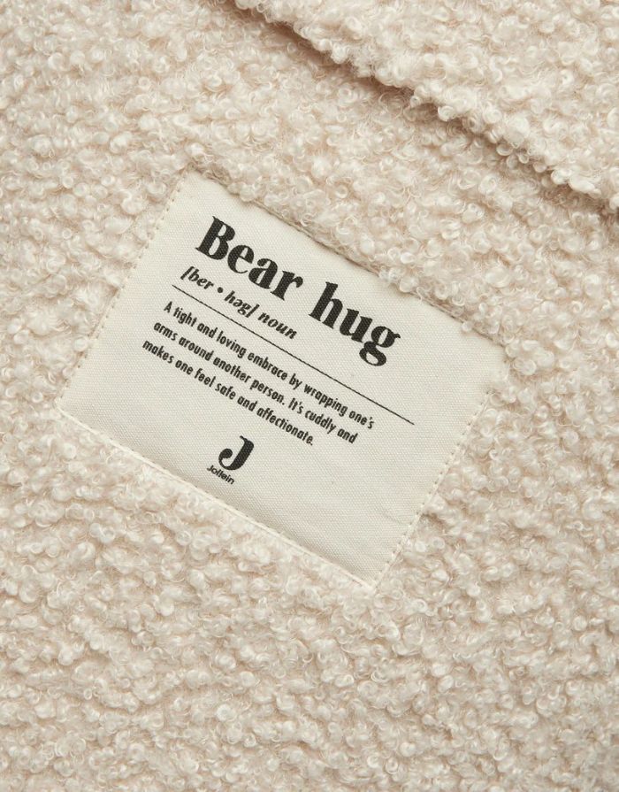 Jollein Aufbewahrungskorb Bouclé Naturel aus weichem Bouclé-Stoff mit Bear-Hug Logo.
