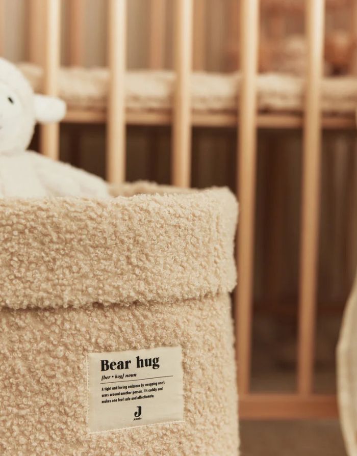 Jollein Aufbewahrungskorb Bouclé Naturel aus weichem Bouclé-Stoff mit Bear-Hug Logo.