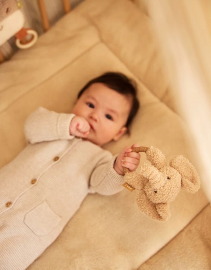  Jollein Beißring Elephant Suki aus Silikon mit weichen Stoffdetails und integriertem Glöckchen für Babys.