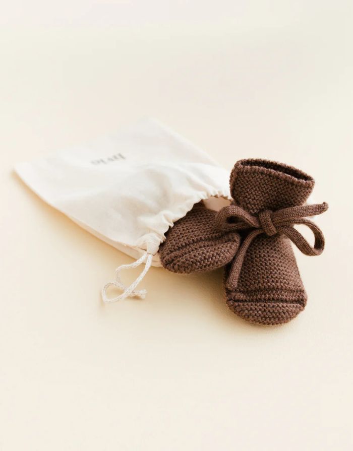 Baby Booties von Hvid aus 100 % Merinowolle, beige, handgemacht mit Schnürsenkel, perfekte Passform an der Ferse, weich & atmungsaktiv, 9,5 cm lang, 6 cm breit, hergestellt in Belgien