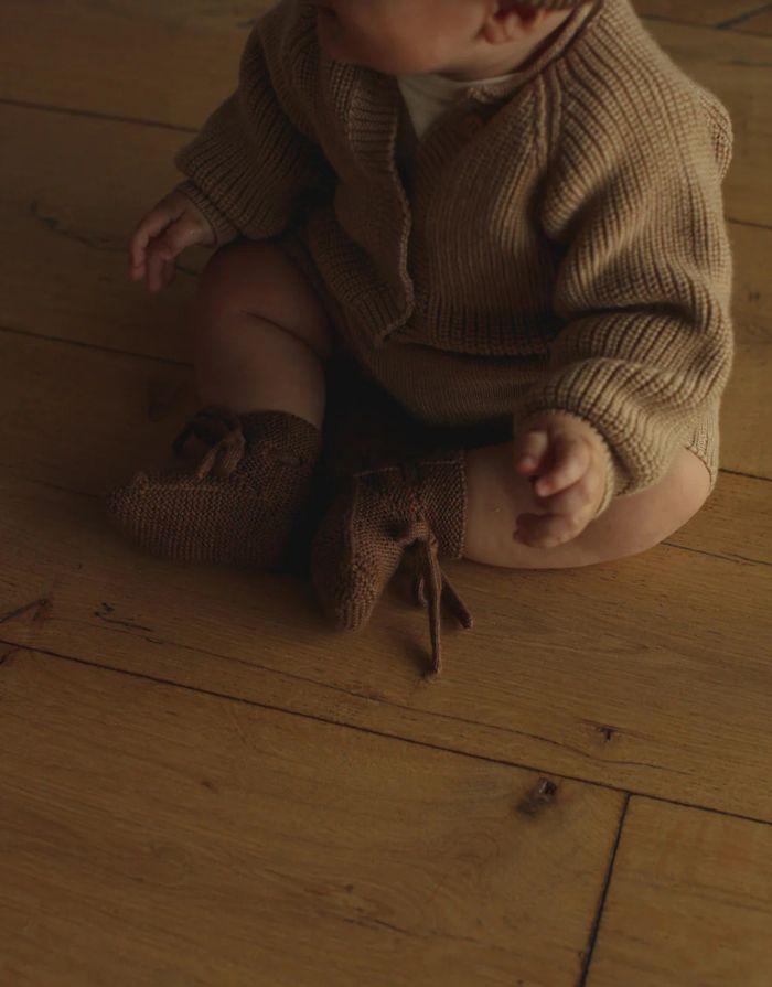 Baby Booties von Hvid aus 100 % Merinowolle, beige, handgemacht mit Schnürsenkel, perfekte Passform an der Ferse, weich & atmungsaktiv, 9,5 cm lang, 6 cm breit, hergestellt in Belgien