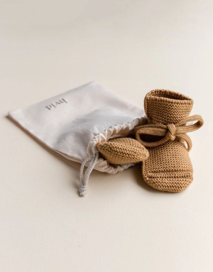 Baby Booties von Hvid aus 100 % Merinowolle, beige, handgemacht mit Schnürsenkel, perfekte Passform an der Ferse, weich & atmungsaktiv, 9,5 cm lang, 6 cm breit, hergestellt in Belgien
