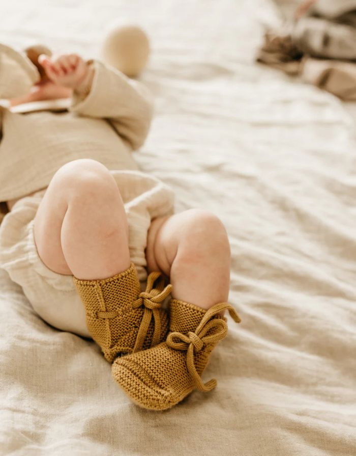 Baby Booties von Hvid aus 100 % Merinowolle, beige, handgemacht mit Schnürsenkel, perfekte Passform an der Ferse, weich & atmungsaktiv, 9,5 cm lang, 6 cm breit, hergestellt in Belgien