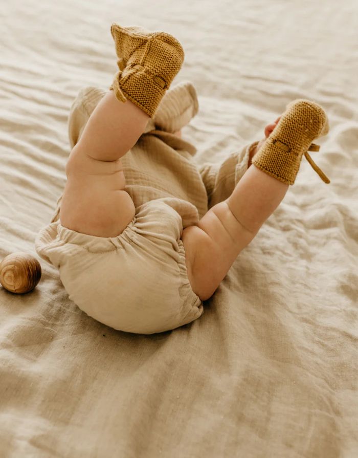 Baby Booties von Hvid aus 100 % Merinowolle, beige, handgemacht mit Schnürsenkel, perfekte Passform an der Ferse, weich & atmungsaktiv, 9,5 cm lang, 6 cm breit, hergestellt in Belgien