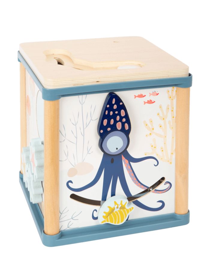 Motorikwürfel Unterwasserwelt aus Holz von small foot mit Motorikschleife, Formsteckspiel, Schiebelabyrinth, Zahnrädern, Rassel und Angelspiel in maritimem Design mit Oktopus und Meeresmotiven