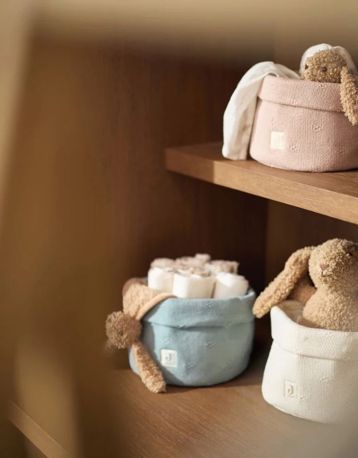 Jollein Rassel Bunny Riverside aus weichem Bouclé-Stoff in Biscuit mit Häschen-Design.