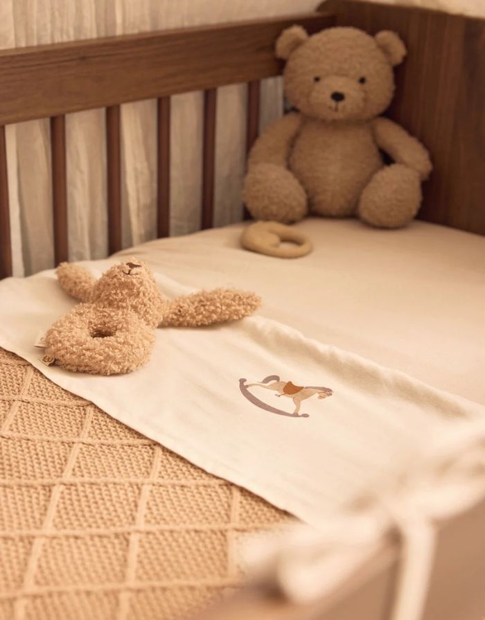 Jollein Rassel Bunny Riverside aus weichem Bouclé-Stoff in Biscuit mit Häschen-Design.