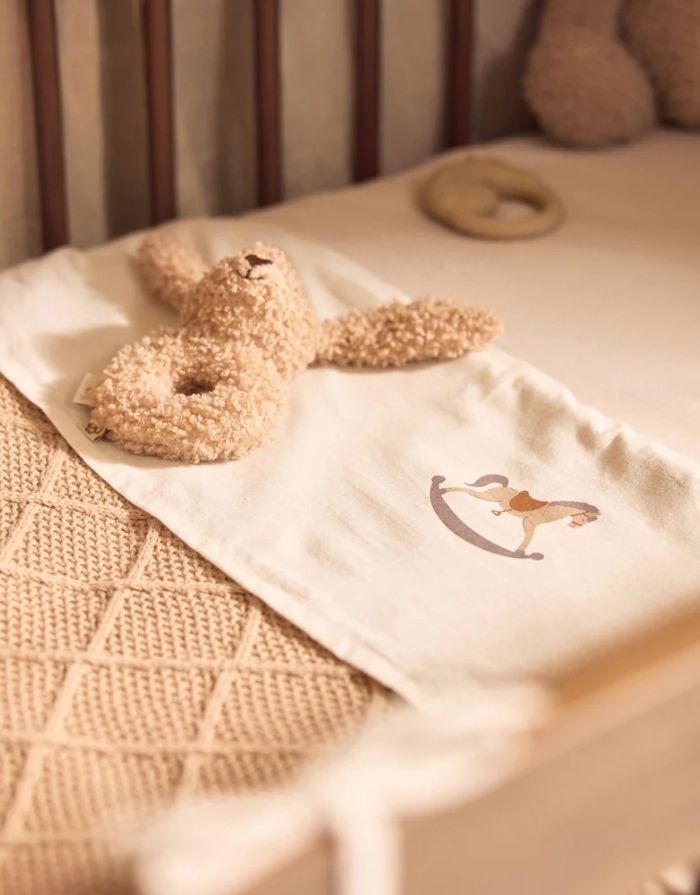 Jollein Rassel Bunny Riverside aus weichem Bouclé-Stoff in Biscuit mit Häschen-Design.