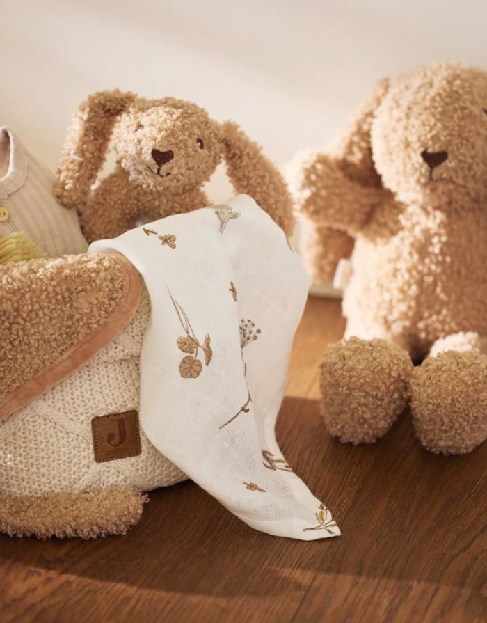 Jollein Rassel Bunny Riverside aus weichem Bouclé-Stoff in Biscuit mit Häschen-Design.