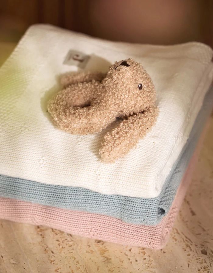Jollein Rassel Bunny Riverside aus weichem Bouclé-Stoff in Biscuit mit Häschen-Design.