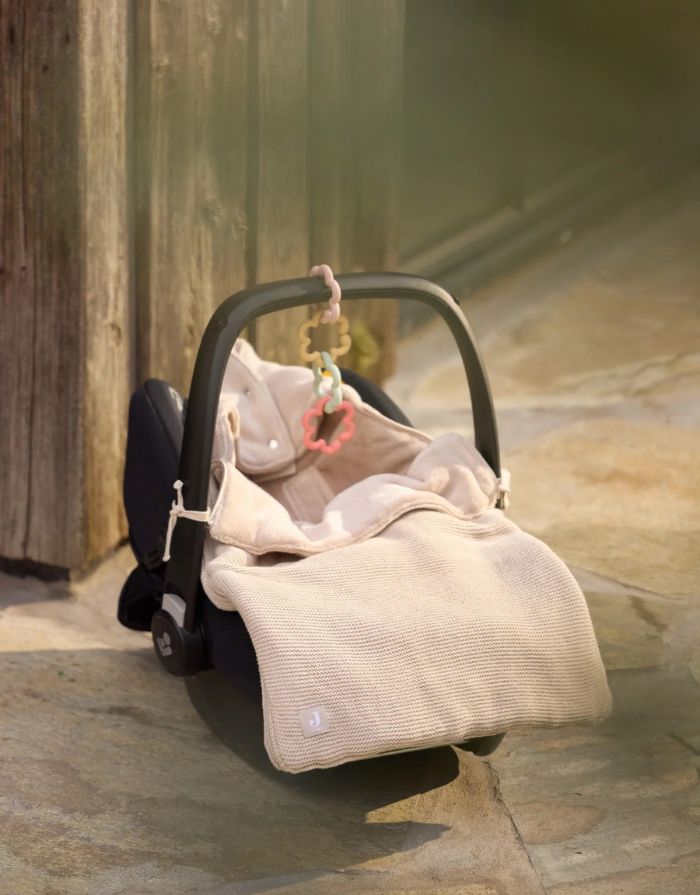 Jollein Silikon-Spielringe Flowers als Beißhilfe und Greifspielzeug für Babys.