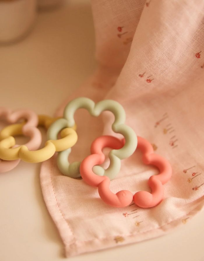 Jollein Silikon-Spielringe Flowers als Beißhilfe und Greifspielzeug für Babys.