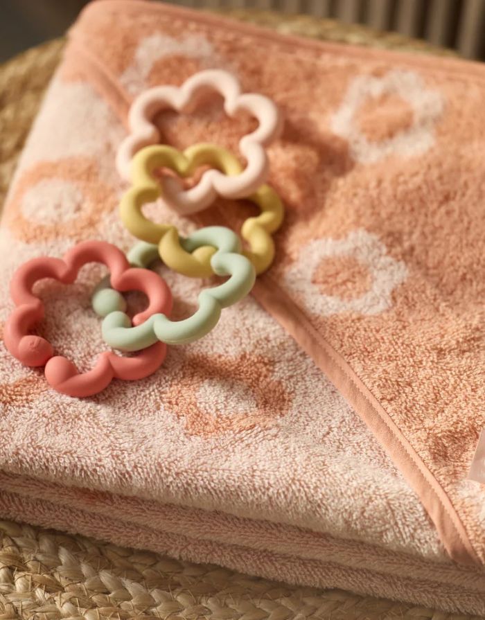 Jollein Silikon-Spielringe Flowers als Beißhilfe und Greifspielzeug für Babys.