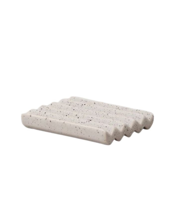 Nordal Keramik Seifenschale in Terrazzo-Optik mit Rillen zum Trocknen von Seife mit einer dunklen quadratischen Seife von Nordal darauf