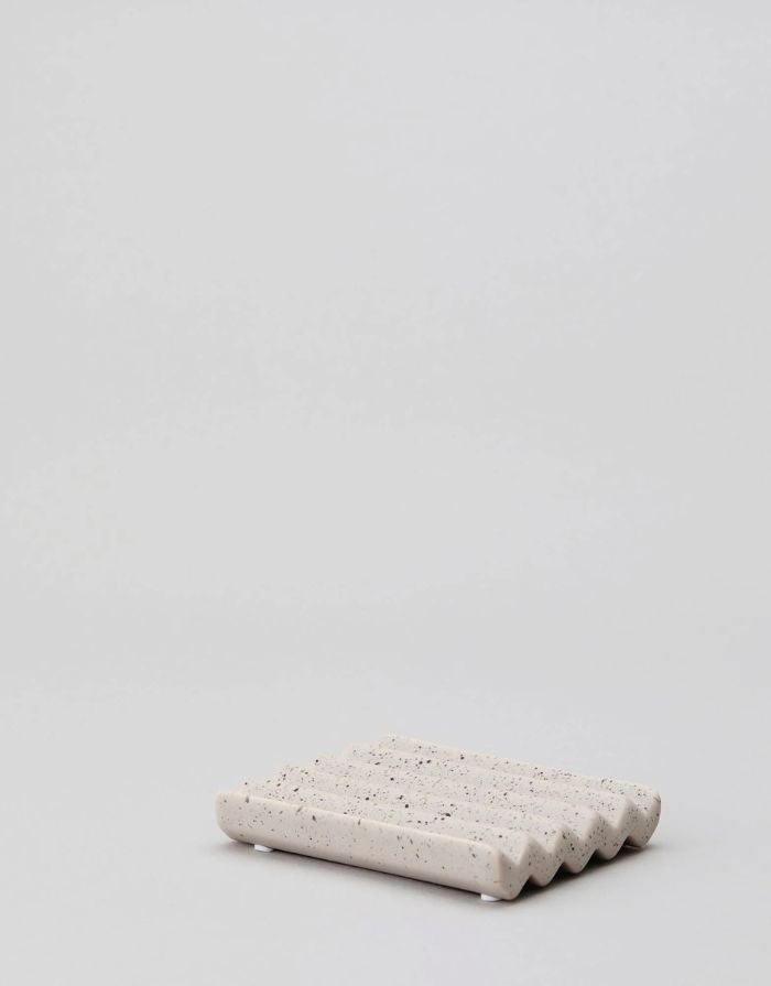 Nordal Keramik Seifenschale in Terrazzo-Optik mit Rillen zum Trocknen von Seife.