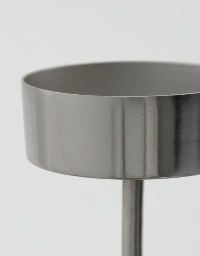 Teelichthalter Anit von House Doctor aus Eisen mit gebürstetem Silber-Finish und minimalistischer Form.