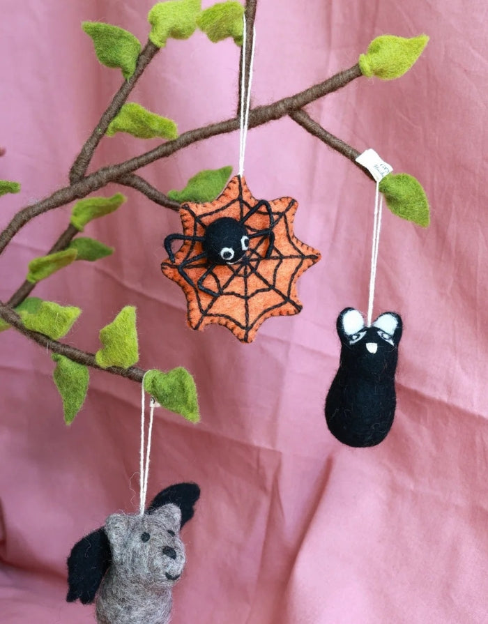 Kleine grau schwarze Halloween Fledermaus von Gry &amp; Sif aus Filz als herbstliche Dekoration mit anderen Filzanhängern