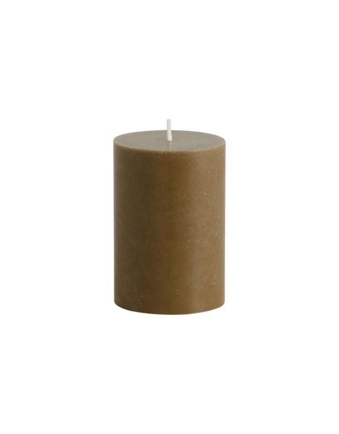 Nordal Stearinkerze in tiefem Olivgrün mit ruhiger Flamme und elegantem Design.