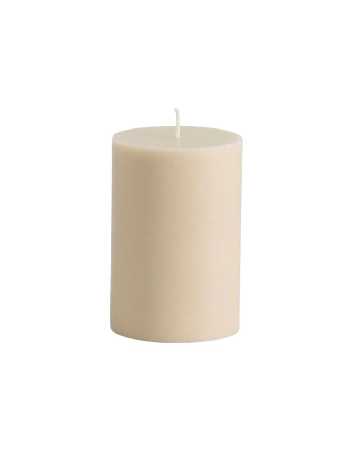 Nordal Stearinkerze in warmen Beige mit ruhiger Flamme und elegantem Design.