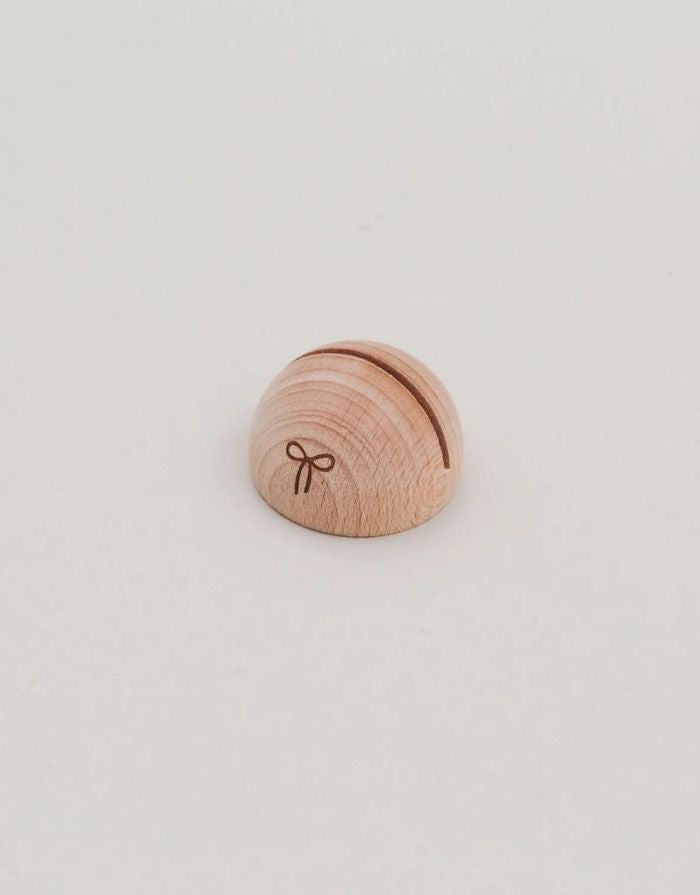 Halbrunder Kartendständer Schleife von Eulenschnitt aus Buchenholz, ca. 4 × 2,5 cm, ideal für Platzkarten, Fotos oder kleine Botschaften in der Weihnachtsdekoration.