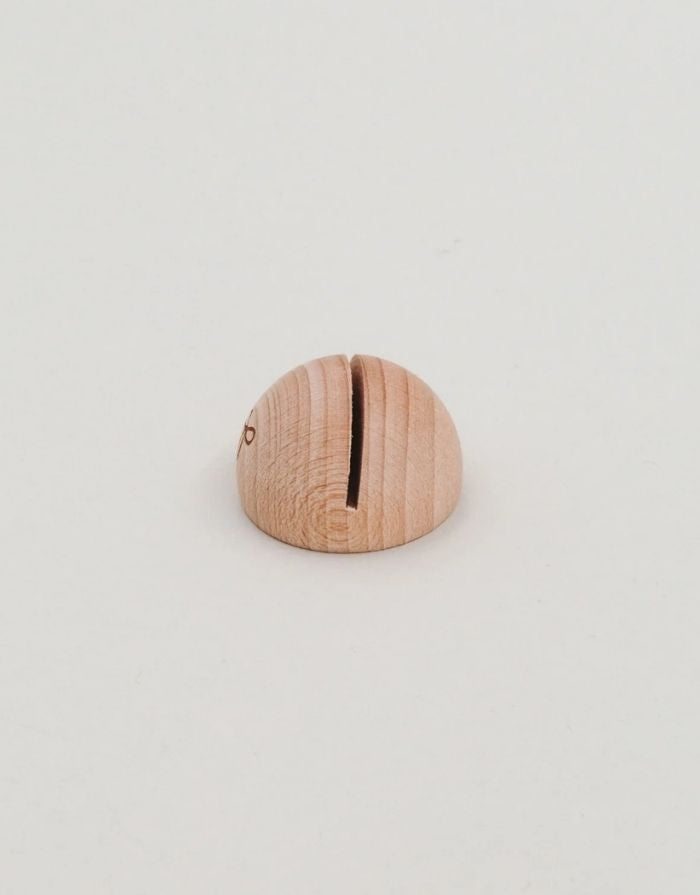 Halbrunder Kartendständer Schleife von Eulenschnitt aus Buchenholz, ca. 4 × 2,5 cm, ideal für Platzkarten, Fotos oder kleine Botschaften in der Weihnachtsdekoration.