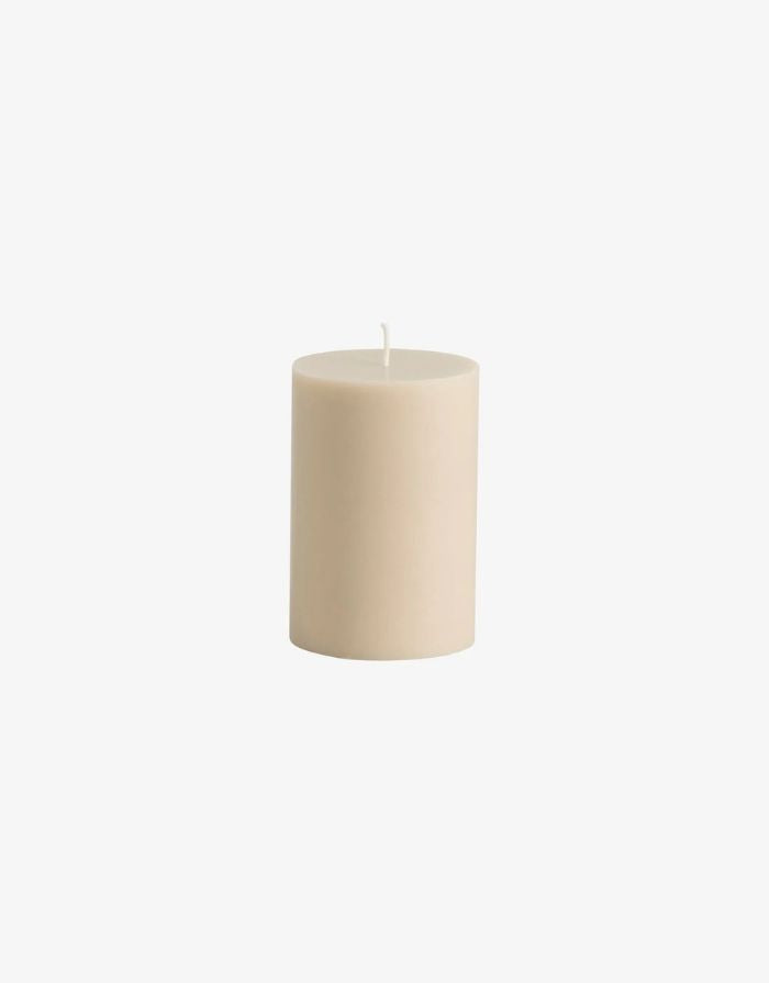 Nordal Stearinkerze in warmen Beige mit ruhiger Flamme und elegantem Design.