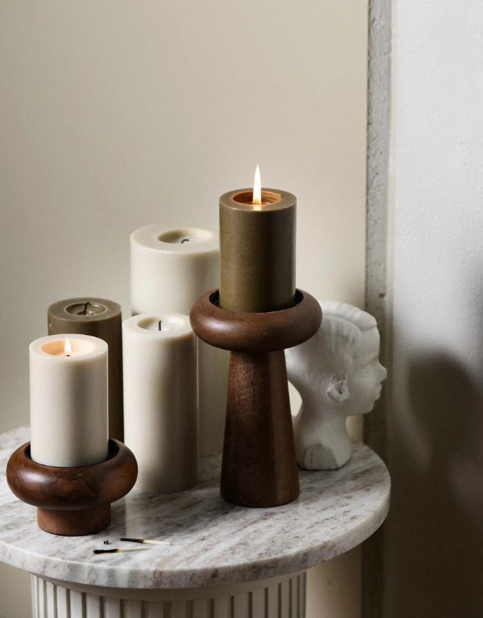 Nordal Stearinkerze in warmen Beige mit ruhiger Flamme und elegantem Design.