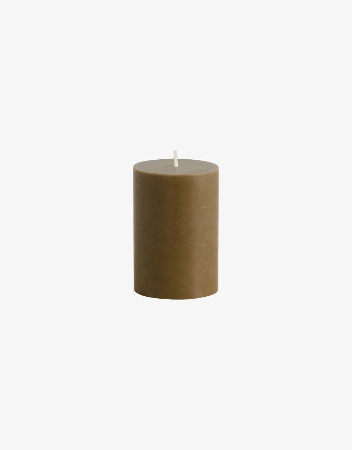 Nordal Stearinkerze in tiefem Olivgrün mit ruhiger Flamme und elegantem Design.
